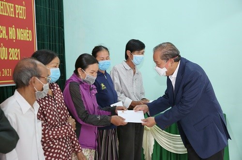 Phó Thủ tướng Thường trực trao quà cho các gia đình chính sách huyện Phong Điền (Thừa Thiên-Huế) - ảnh 2